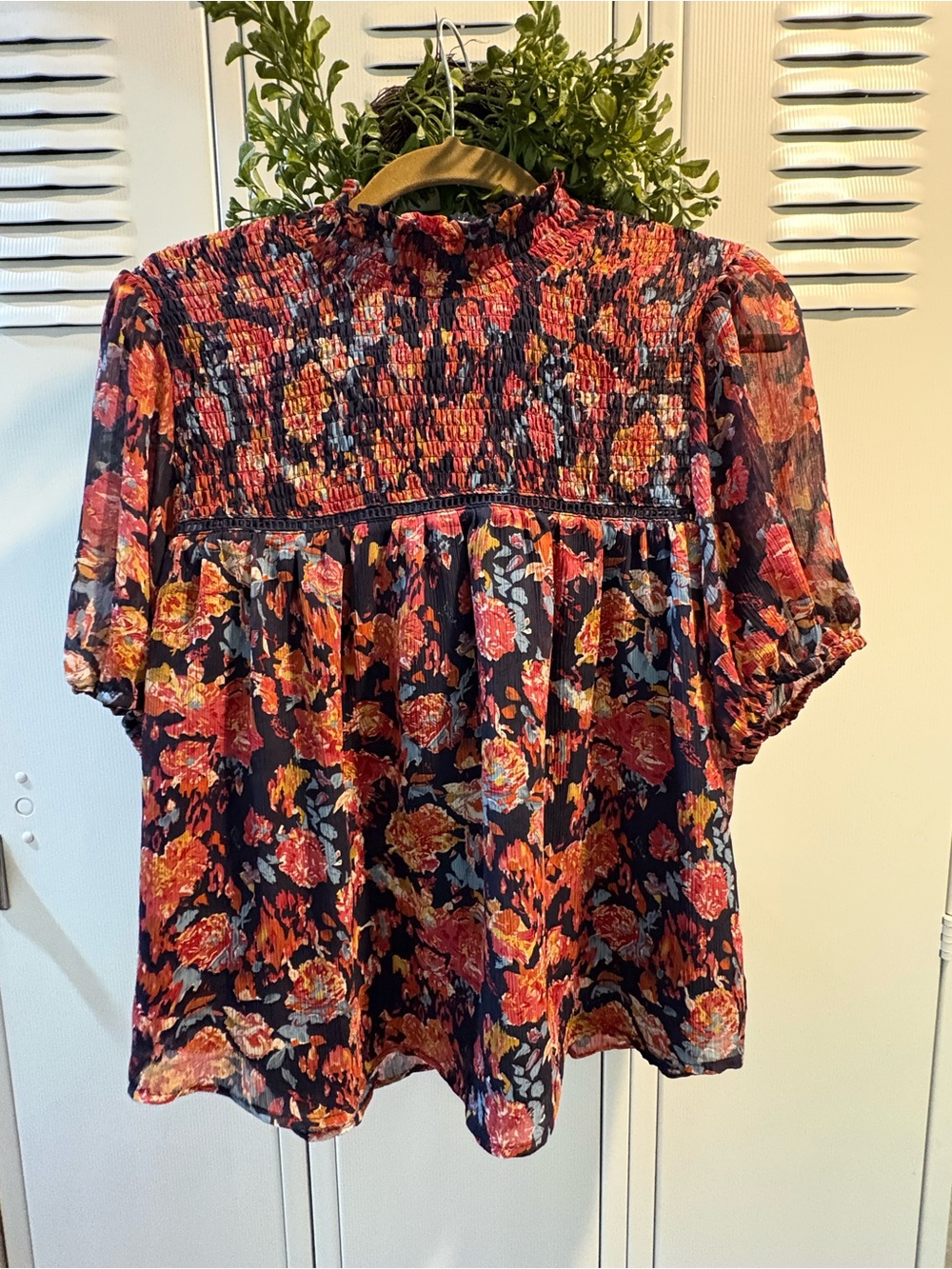 Sz M THML floral smocked chiffon mock neck blouse short puff sleeves lightweight